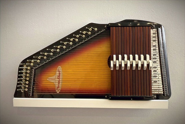 Getting to know Folk Instruments: The Autoharp!