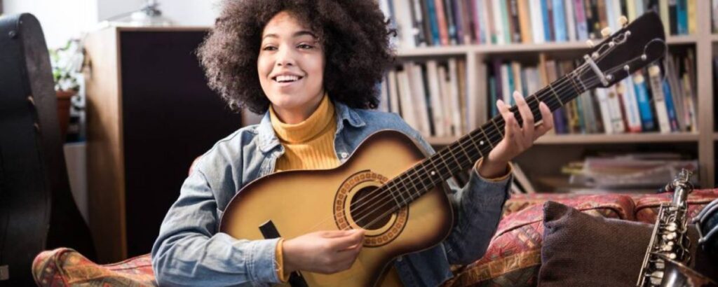 woman playing the guitar