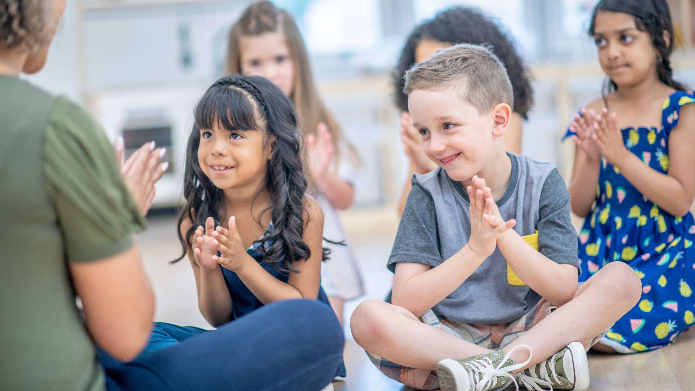 kids clapping in the group music lessons