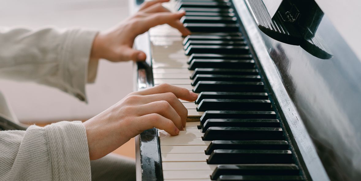 10 Easy Piano Songs Anyone Can Play [Infographic]