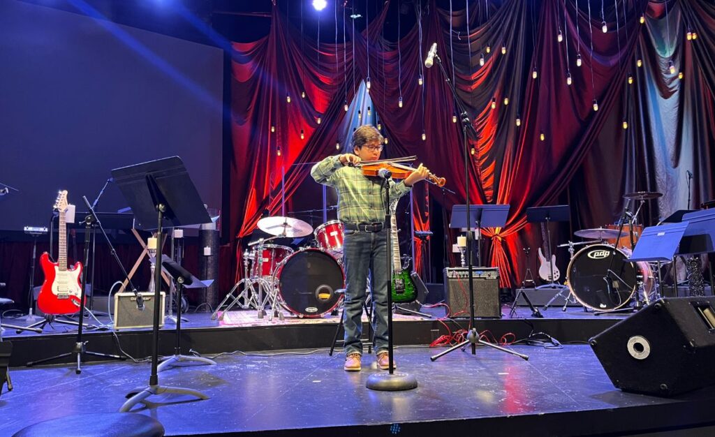 young boy playing the violin