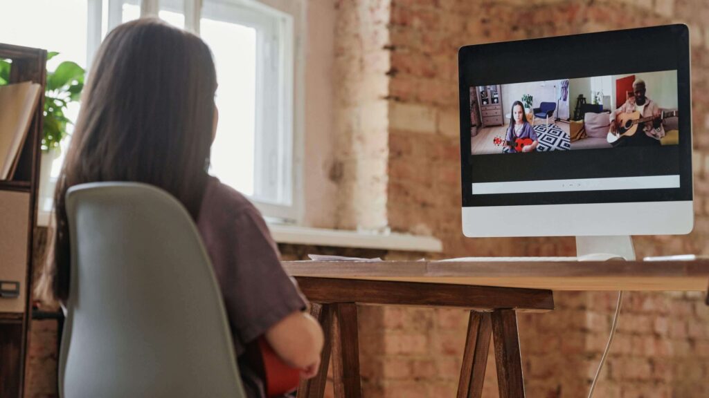 student taking online guitar lessons