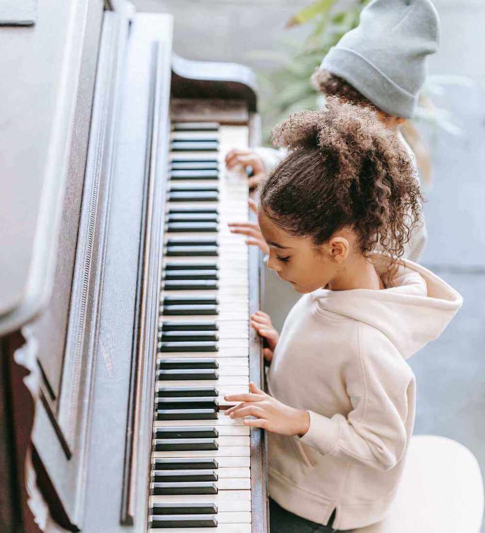 two kids playing the piano