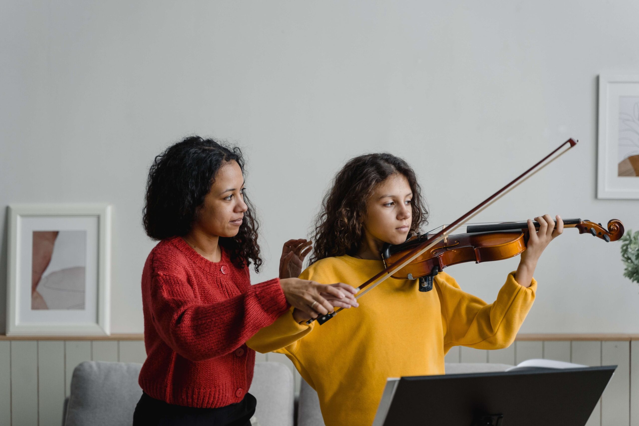 student learning to play the violin at home with a violin teacher Tampa FL