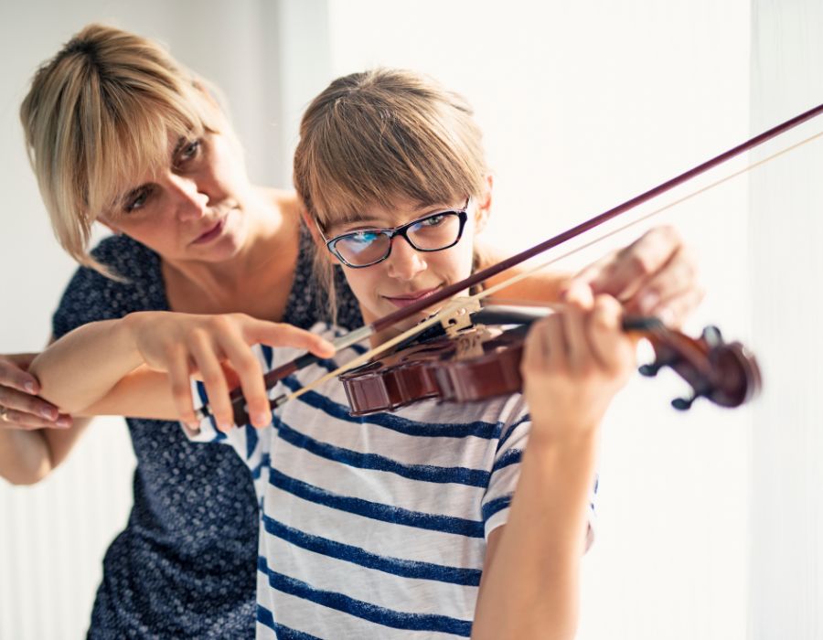 student playing the violin in the violin class Orland Park IL