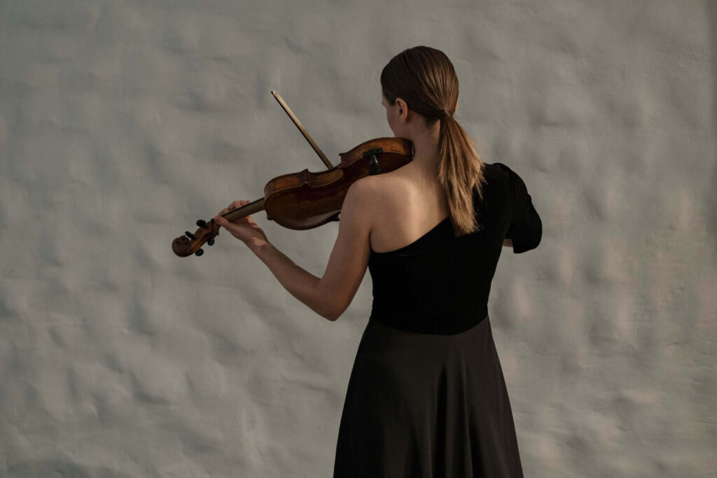 young woman playing the violin