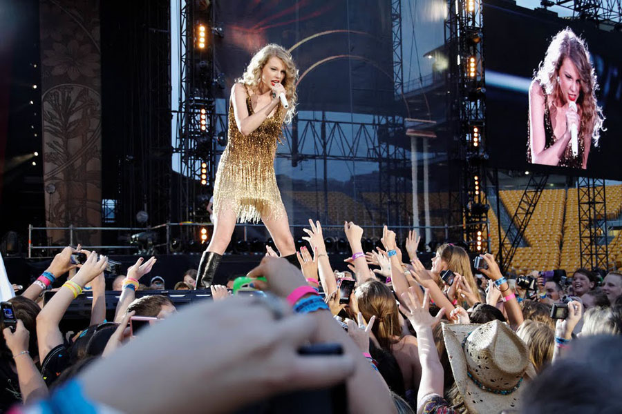 Taylor Swift Singing