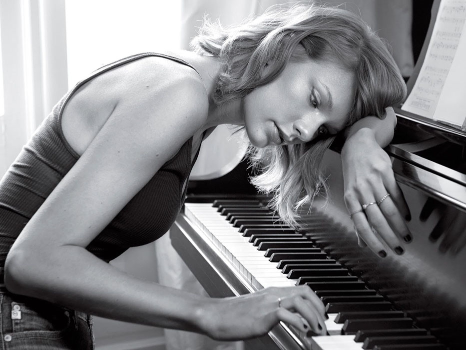 Taylor Swift playing Piano